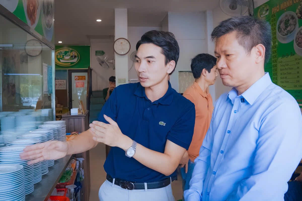 Chụp ảnh lưu niệm tại Phở Mạnh Cường